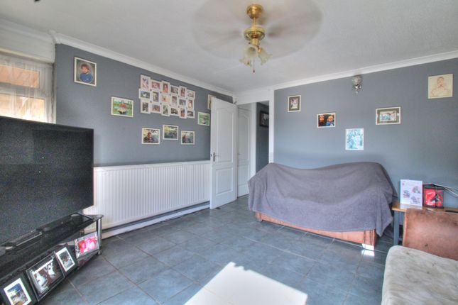 37, Cheshunts, Basildon photo 4