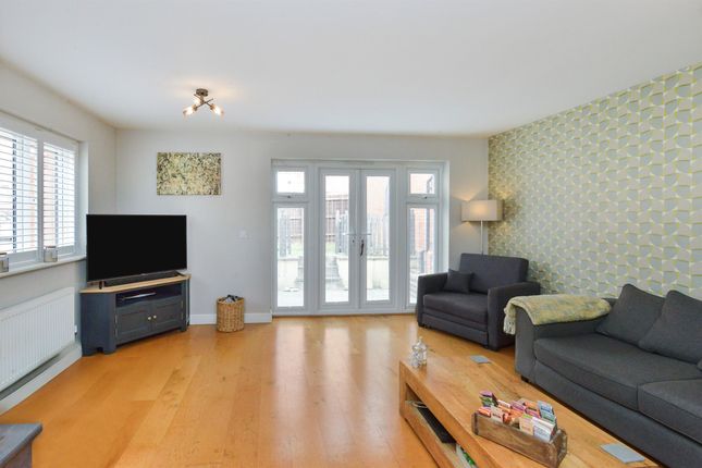 15, Charisse Gardens, Milton Keynes photo 3