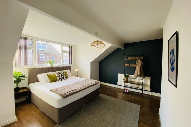 Thumbnail Shared accommodation to rent in Hill Top Mount, Leeds