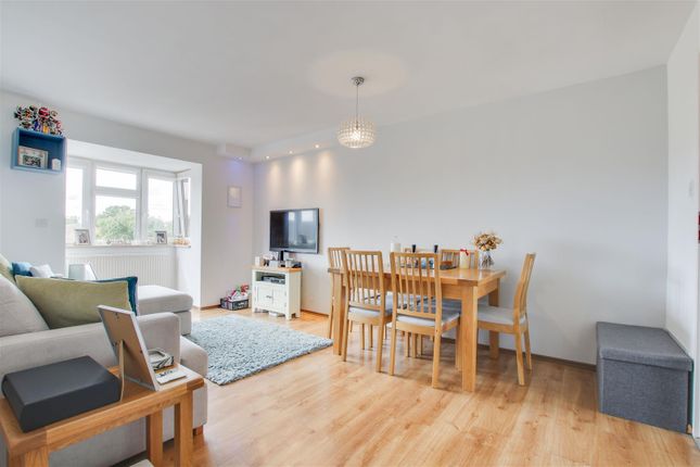 Thumbnail Flat for sale in Links Avenue, Hertford