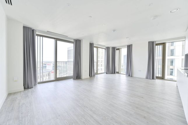 Flat to rent in Xavier Building, Stratford, London