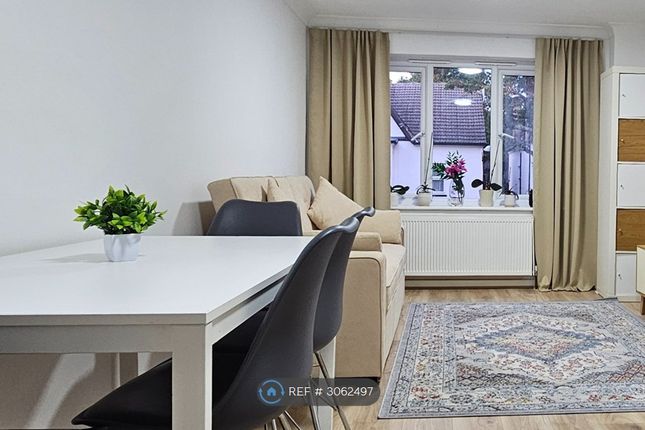 Flat, Mayfield Court Egmont Road, Sutton photo 2