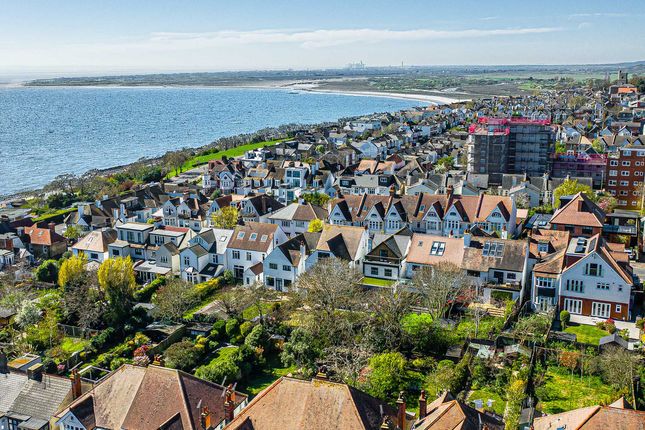 70, Leigh Cliff Road, Leigh-on-sea photo 3