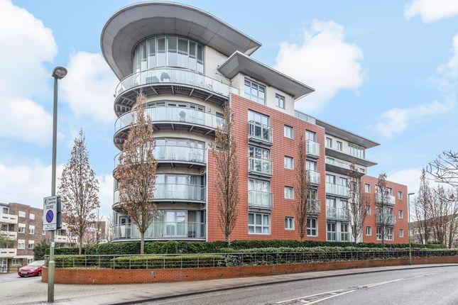 2 Bedroom Flats to Buy in Woking - Primelocation