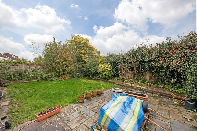 20, Redfern Avenue, Hounslow photo 4