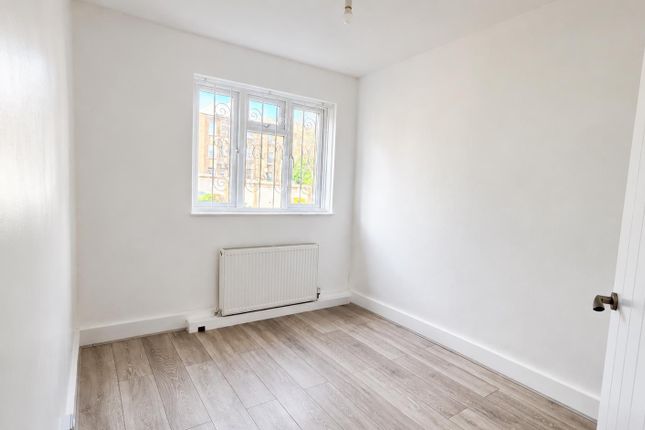 2, Bewley Court, 176, Brixton Hill, LONDON photo 3