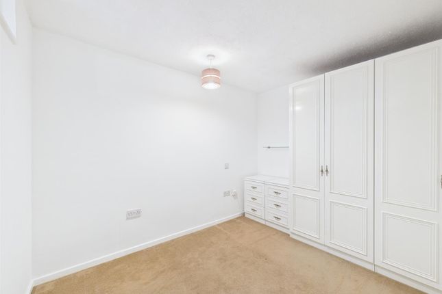 4 Selwyn Court, Long Meadow, Aylesbury photo 4