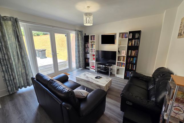 172, Luton photo 3