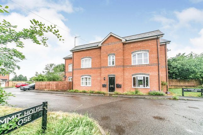 Thumbnail Flat for sale in Summit House Close, Woodcote, Reading