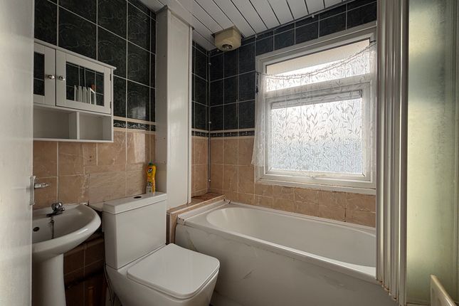 30, Walsall photo 3
