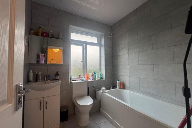 Flat 2, 392, Western Avenue, Acton photo 3