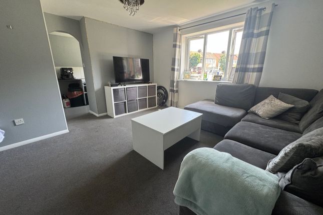 25 Naunton Way, Hornchurch photo 2