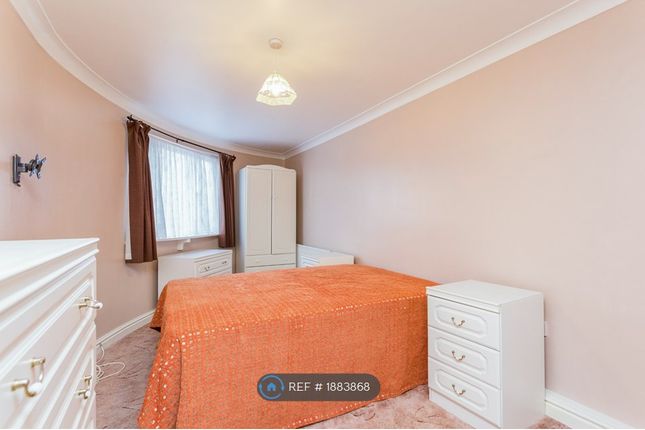 Flat to rent in Wharfside Close, Erith