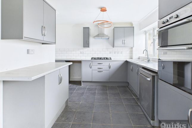 4, Plashetts, Basildon photo 3