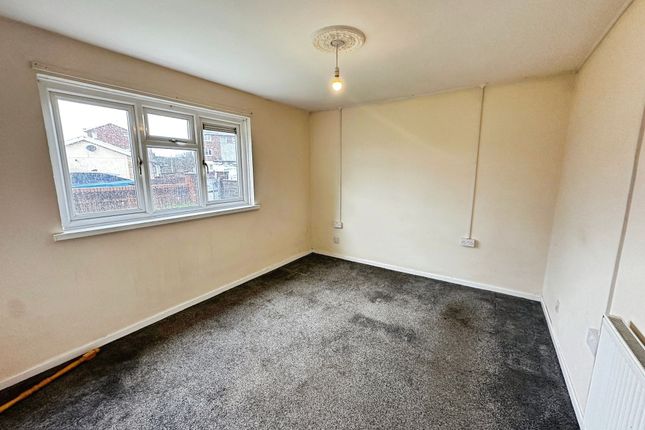 27 Maesglas, Bridgend photo 2