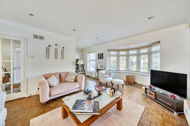 23, Cotswold Close, Kingston Upon Thames photo 2