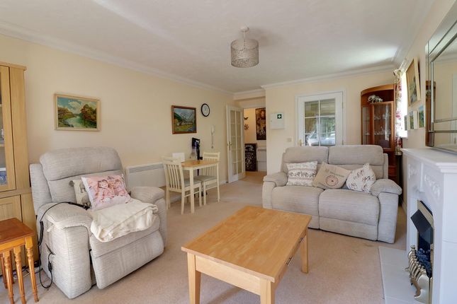8 nightingale lodge, Padnell Road, Waterlooville photo 4