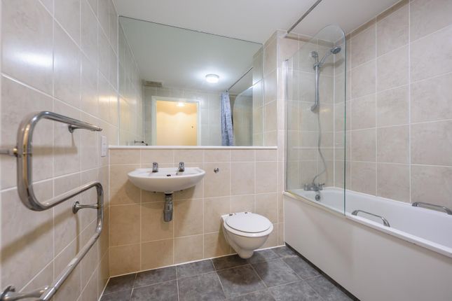 Flat 2, 3, Salamanca Place, London photo 5