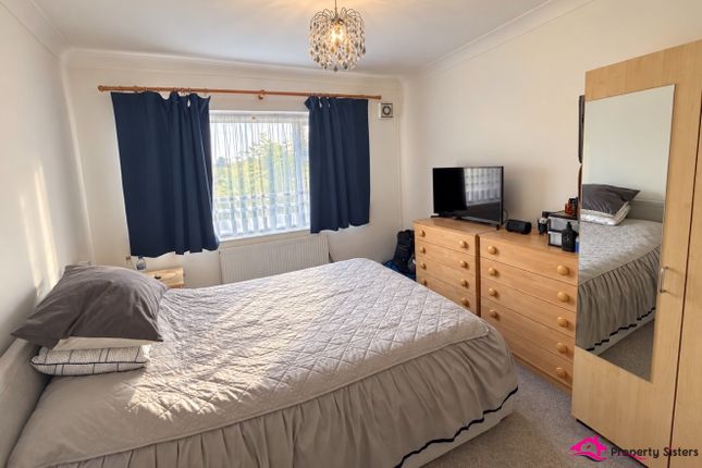 12 Glebe Court, Glebe Road, Middx photo 3