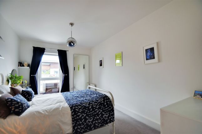 Flat for sale in Coopers Road, London