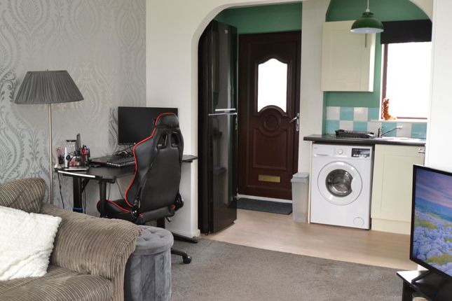 4 Amblers Croft, Thackley photo 5