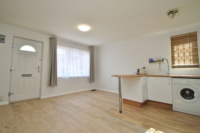 23 Amanda Close, Chigwell photo 2