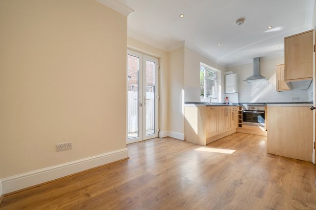 201, Eastcombe Avenue, London photo 3