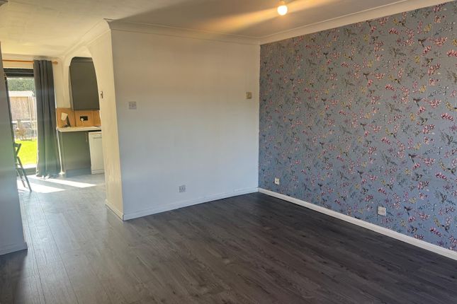 32, Tanyard Way, HORLEY photo 2