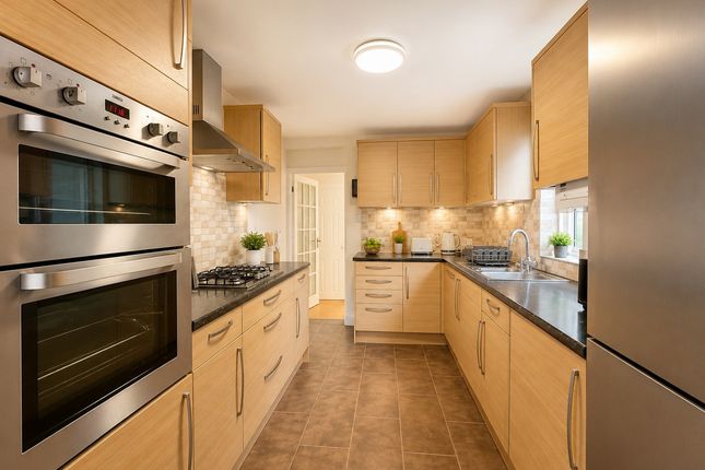 28, Cassiobridge Road, Watford photo 3