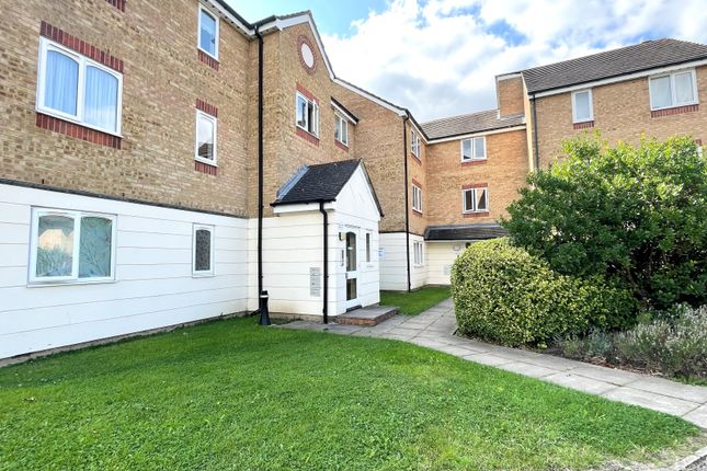 Flat to rent in Scammell Way, Watford