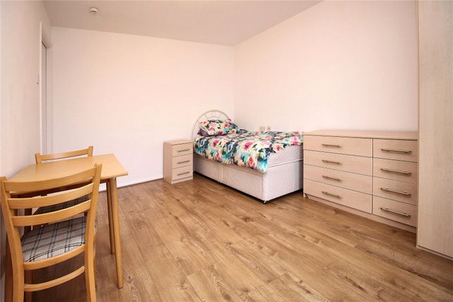 28, Veryan, Surrey photo 4