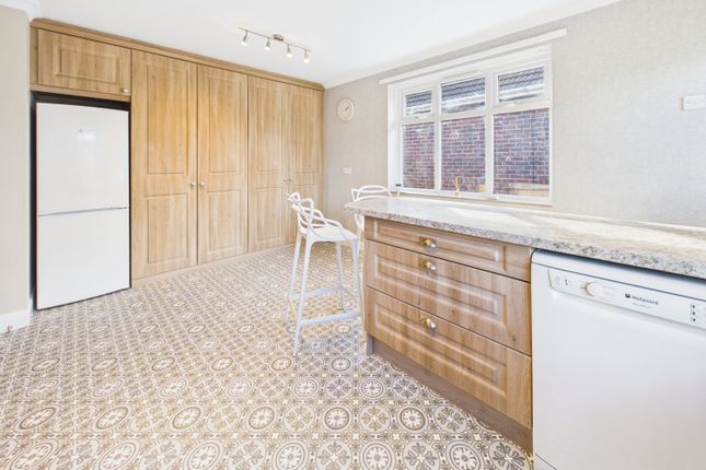 4, Cheetham Avenue, Dronfield photo 4