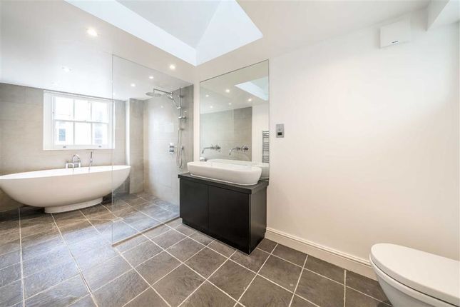 Flat to rent in St. Martin's Lane, London