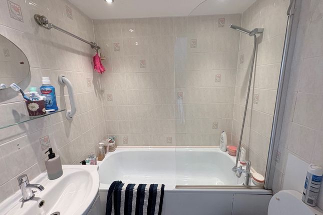 11, Sheldrake House, 6 Tawny Way, Surrey Quays photo 2