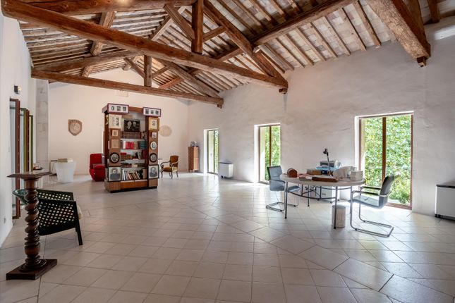 Property for sale in Isle Sur La Sorgue, Provence-Alpes-Côte d`Azur, France