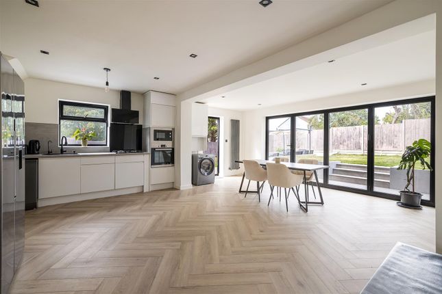 9, Deer Leap Grove, Chingford photo 2
