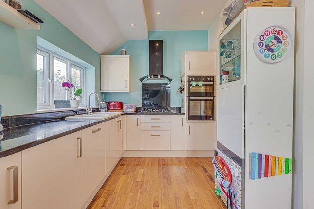 24, Fernleigh Drive, Leigh-on-sea photo 3
