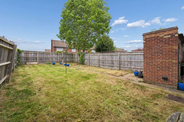 25 Woodcock Avenue, High Wycombe photo 4