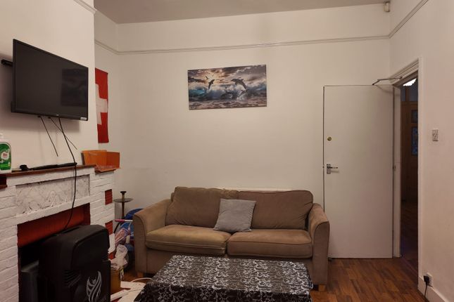 257, Torridon Rd, London photo 3