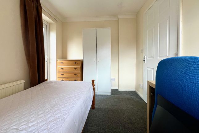 Room to rent in Oldbury Road, Worcester