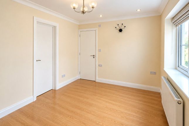 Strafford Road, Greater London photo 4