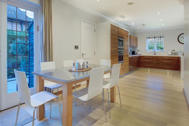 D0408 2 Raeburn Clo Kit2.Jpg