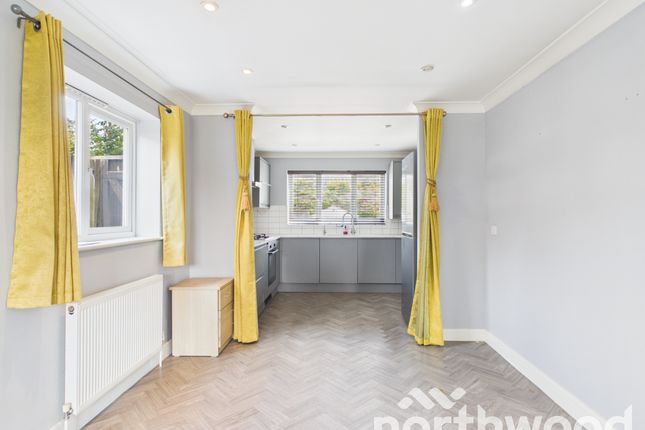 2B, Chichester Close, Ashford photo 4
