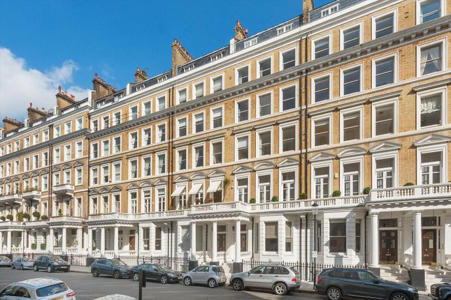 Flat for sale in Queen's Gate Gardens, London
