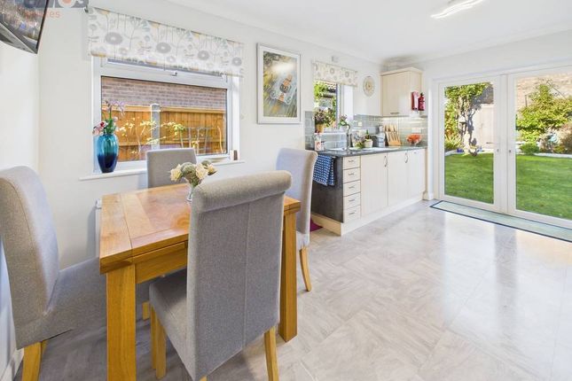 14 Arnolds Way, Rochford, Essex photo 4