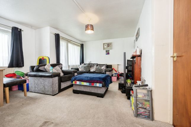 Flat for sale in Avon Drive, Bedford, Bedfordshire