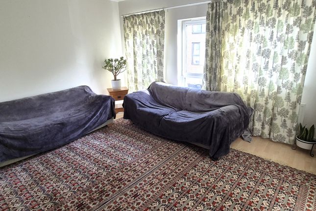8 Cameron Crescent, Edgware photo 2