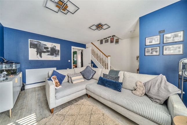 2, Rosa Close, Surrey photo 2