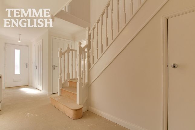 5 Creeksea Crescent, Wickford photo 4