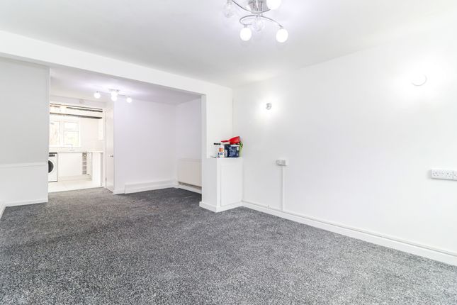 14, Coopers Row, Iver photo 3